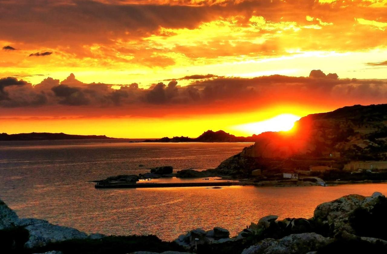 A Punta Tegge Il Mare La Spiaggia Il Tramonto La Maddalena  Zewnętrze zdjęcie